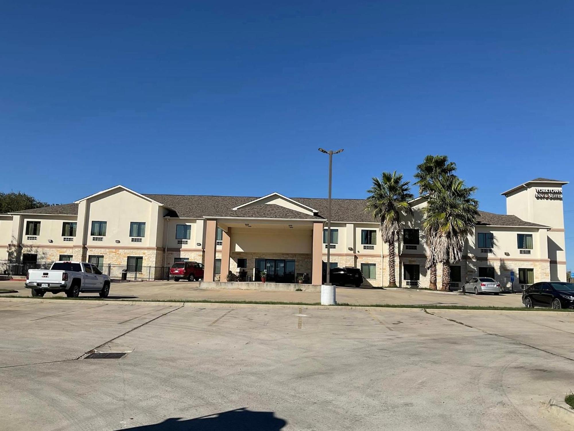 Yorktown Inn And Suites Exterior photo