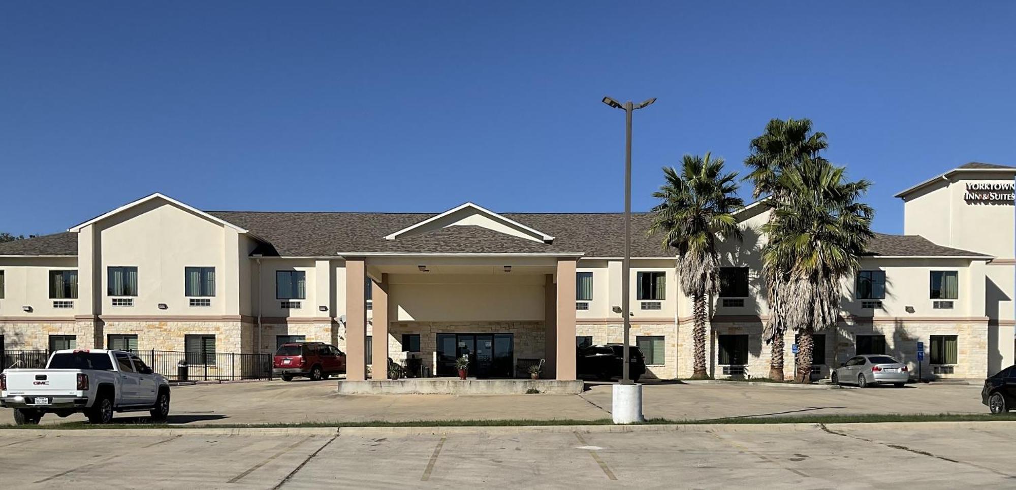 Yorktown Inn And Suites Exterior photo